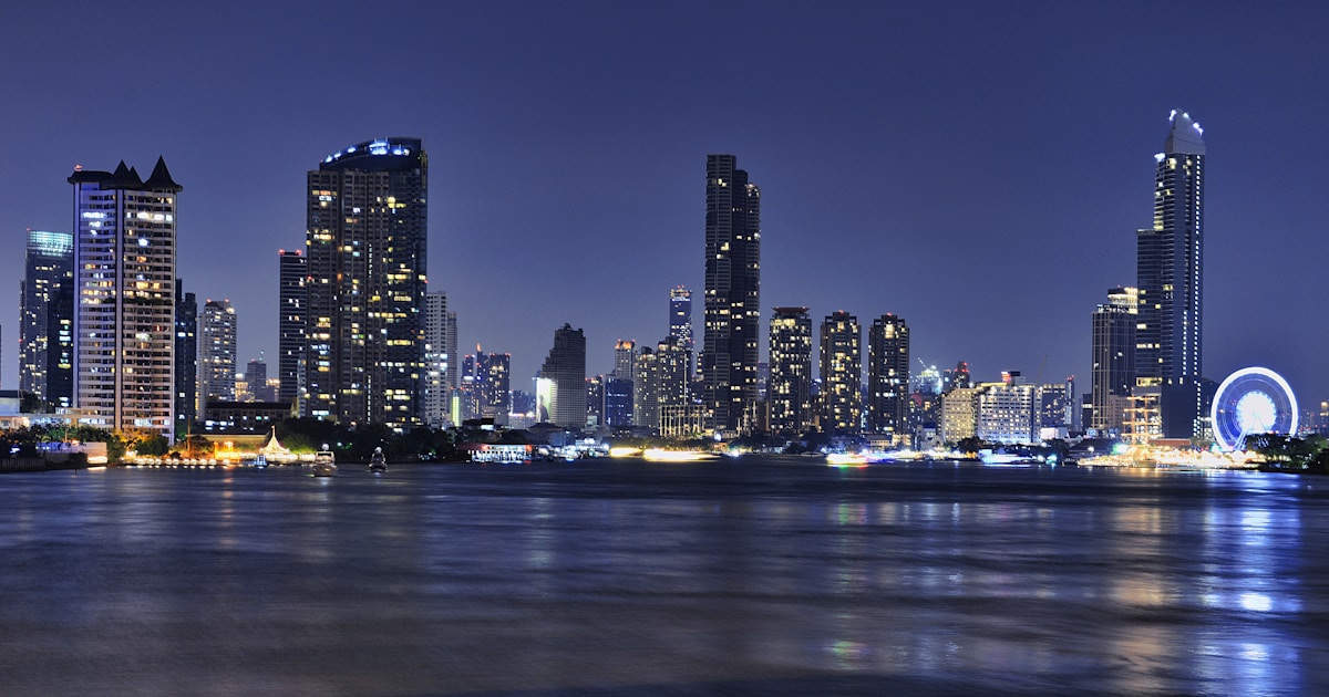 バンコクの夜景と高層ビル群