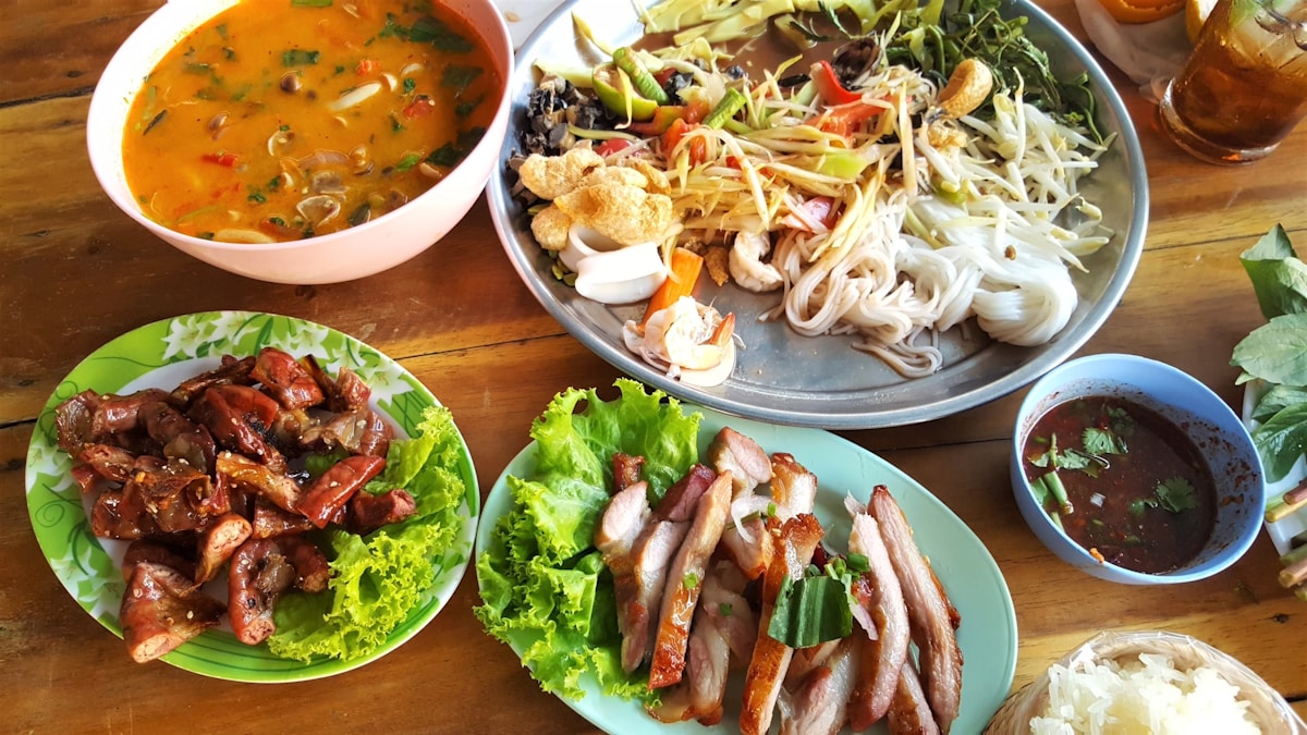 タイ料理の屋台で並ぶカラフルな料理たち