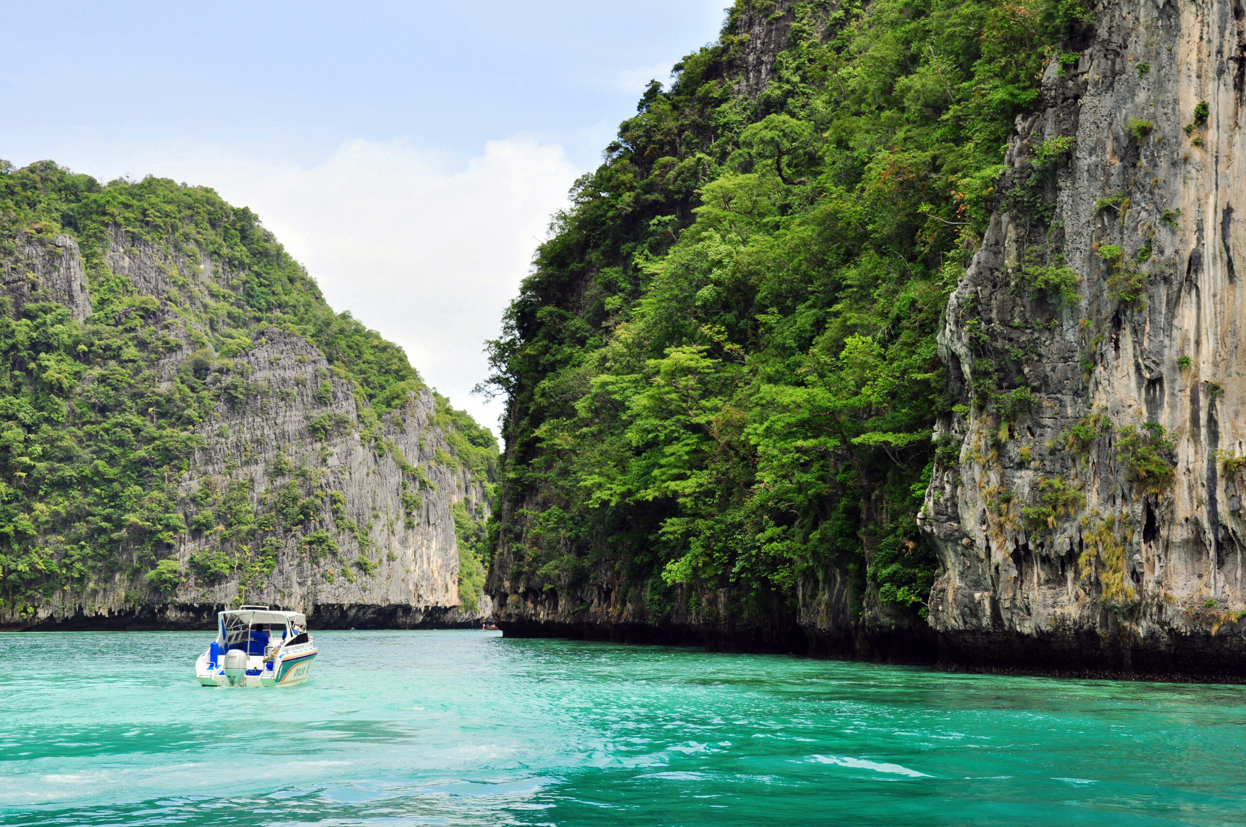 ピピ島の透き通ったエメラルドグリーンの海