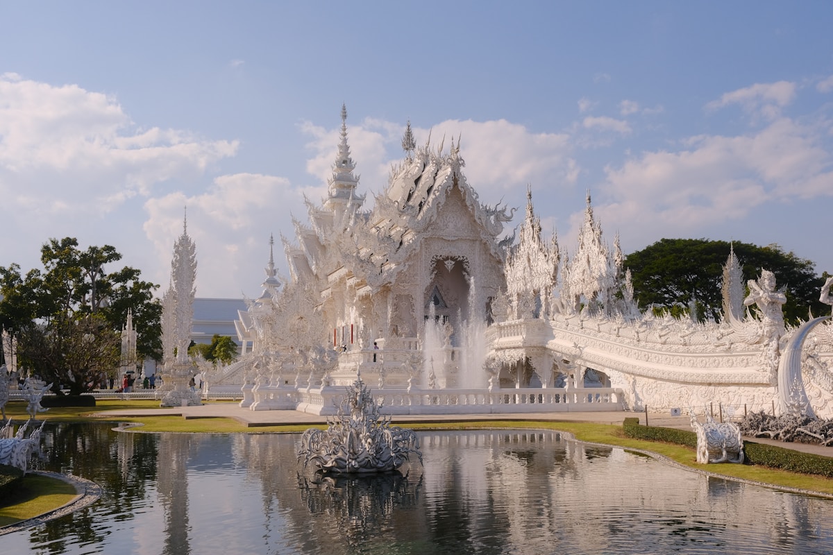 チェンマイ近郊のワット・ロンクン（白い寺院）